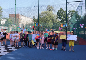 Impreza środowiskowa z okazji Dnia Dziecka 2026 na boisku szkolnym z udziałem uczniów, nauczycieli i rodziców.