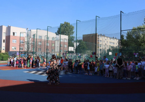Impreza środowiskowa z okazji Dnia Dziecka 2026 na boisku szkolnym z udziałem uczniów, nauczycieli i rodziców.