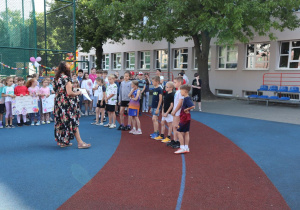 Impreza środowiskowa z okazji Dnia Dziecka 2026 na boisku szkolnym z udziałem uczniów, nauczycieli i rodziców.