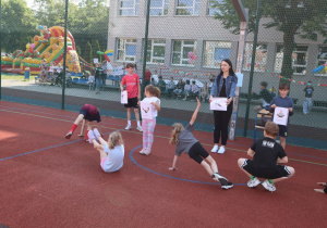 Impreza środowiskowa z okazji Dnia Dziecka 2026 na boisku szkolnym z udziałem uczniów, nauczycieli i rodziców.