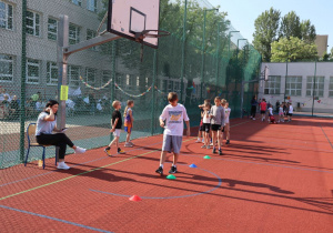 Impreza środowiskowa z okazji Dnia Dziecka 2026 na boisku szkolnym z udziałem uczniów, nauczycieli i rodziców.