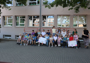 Impreza środowiskowa z okazji Dnia Dziecka 2026 na boisku szkolnym z udziałem uczniów, nauczycieli i rodziców.