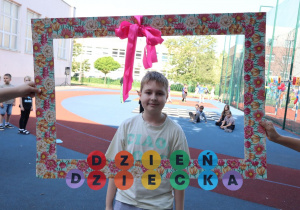 Impreza środowiskowa z okazji Dnia Dziecka 2026 na boisku szkolnym z udziałem uczniów, nauczycieli i rodziców.
