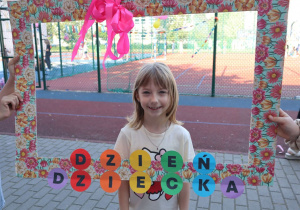 Impreza środowiskowa z okazji Dnia Dziecka 2026 na boisku szkolnym z udziałem uczniów, nauczycieli i rodziców.