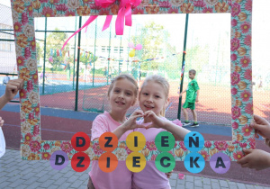 Impreza środowiskowa z okazji Dnia Dziecka 2026 na boisku szkolnym z udziałem uczniów, nauczycieli i rodziców.