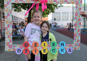 Impreza środowiskowa z okazji Dnia Dziecka 2026 na boisku szkolnym z udziałem uczniów, nauczycieli i rodziców.