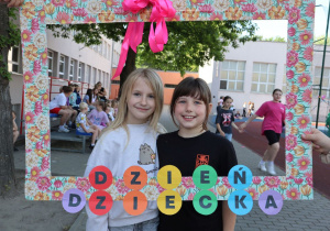 Impreza środowiskowa z okazji Dnia Dziecka 2026 na boisku szkolnym z udziałem uczniów, nauczycieli i rodziców.