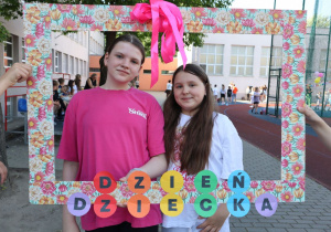 Impreza środowiskowa z okazji Dnia Dziecka 2026 na boisku szkolnym z udziałem uczniów, nauczycieli i rodziców.