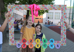 Impreza środowiskowa z okazji Dnia Dziecka 2026 na boisku szkolnym z udziałem uczniów, nauczycieli i rodziców.