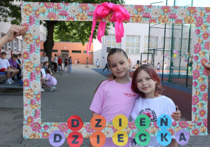 Impreza środowiskowa z okazji Dnia Dziecka 2026 na boisku szkolnym z udziałem uczniów, nauczycieli i rodziców.