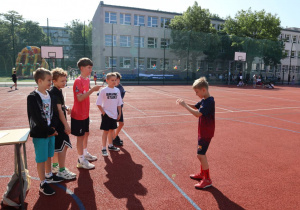 Impreza środowiskowa z okazji Dnia Dziecka 2026 na boisku szkolnym z udziałem uczniów, nauczycieli i rodziców.