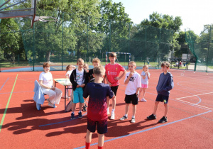 Impreza środowiskowa z okazji Dnia Dziecka 2026 na boisku szkolnym z udziałem uczniów, nauczycieli i rodziców.