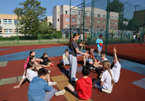 Impreza środowiskowa z okazji Dnia Dziecka 2026 na boisku szkolnym z udziałem uczniów, nauczycieli i rodziców.