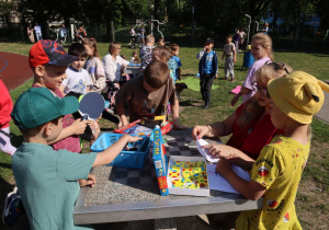 Impreza środowiskowa z okazji Dnia Dziecka 2026 na boisku szkolnym z udziałem uczniów, nauczycieli i rodziców.