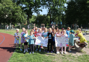 Impreza środowiskowa z okazji Dnia Dziecka 2026 na boisku szkolnym z udziałem uczniów, nauczycieli i rodziców.