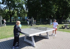 Impreza środowiskowa z okazji Dnia Dziecka 2026 na boisku szkolnym z udziałem uczniów, nauczycieli i rodziców.