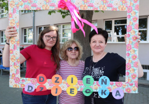 Impreza środowiskowa z okazji Dnia Dziecka 2026 na boisku szkolnym z udziałem uczniów, nauczycieli i rodziców.