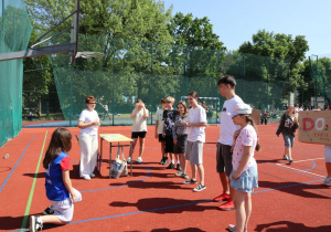 Impreza środowiskowa z okazji Dnia Dziecka 2026 na boisku szkolnym z udziałem uczniów, nauczycieli i rodziców.