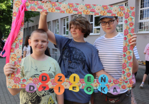 Impreza środowiskowa z okazji Dnia Dziecka 2026 na boisku szkolnym z udziałem uczniów, nauczycieli i rodziców.