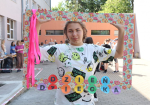 Impreza środowiskowa z okazji Dnia Dziecka 2026 na boisku szkolnym z udziałem uczniów, nauczycieli i rodziców.