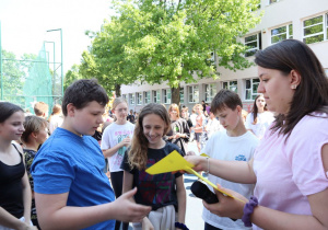 Impreza środowiskowa z okazji Dnia Dziecka 2026 na boisku szkolnym z udziałem uczniów, nauczycieli i rodziców.