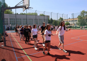 Impreza środowiskowa z okazji Dnia Dziecka 2026 na boisku szkolnym z udziałem uczniów, nauczycieli i rodziców.