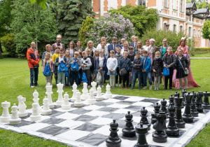 Uczniowie przed wielką szachownicą w ogrodach Pałacu Herbsta