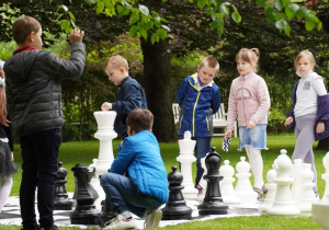 Uczniowie grający w szachy w ogrodach Pałacu Herbsta