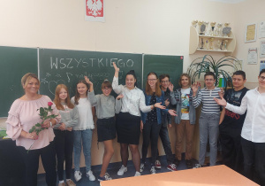 Uczniowie klas IV-VIII podczas Święta Edukacji Narodowej ze swoimi wychowawcami