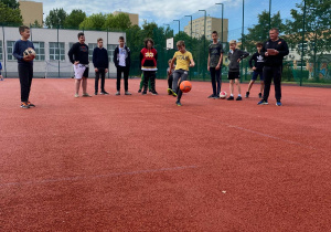 Dzieci podczas zabaw sportowych