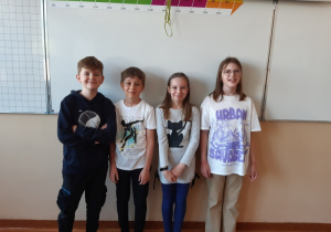 Uczniowie klasy 4 B Maja Fidler, Justyna Janiak, Jakub Justyński i Mateusz Kałapus