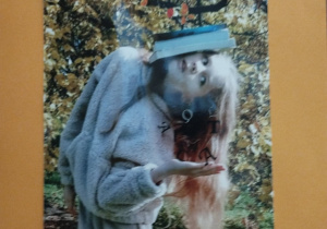 fotografia z dziewczynką trzymającą książki na głowie