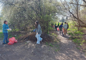 Uczniowie podczas sprzątania osiedla