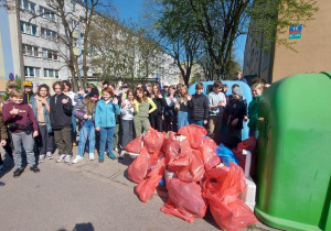 Uczniowie podczas sprzątania osiedla