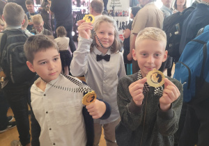 Uczniowie klas III z pamiątkowymi medalami za udział w Turnieju Szachowym.
