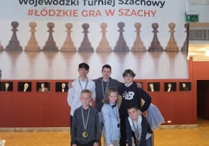 Reprezentacja Szkoły Podstawowej nr 189 w Łodzi z pamiątkowymi medalami.