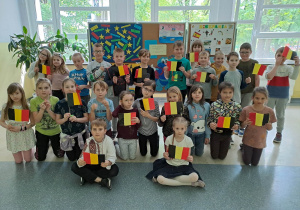Uczniowie klasy 2a z flagami Belgii