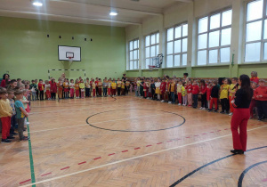 Uczniowie podczas uroczystości w sali gimnastycznej