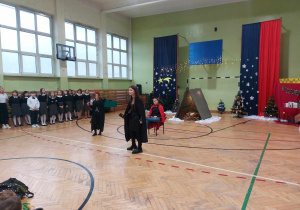 Dzieci podczas inscenizacji artystycznej z okazji Jasełek w sali gimnastycznej
