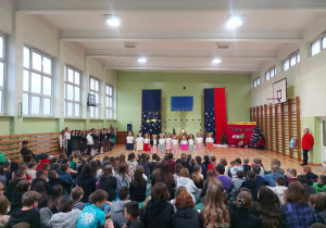 Dzieci podczas inscenizacji artystycznej z okazji Jasełek w sali gimnastycznej