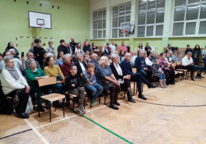 Dzień Seniora - zaproszeni Goście wraz z Dyrekcją Szkoły oglądający przedstawienie jasełkowe w sali gimnastycznej SP 189