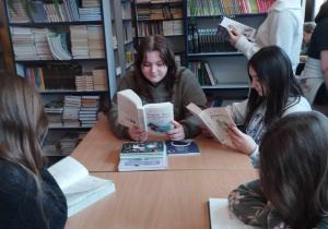uczennice klas starszych czytają książki przy nowych stolikach