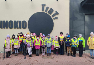 Uczniowie stoją przed Teatrem Pinokio