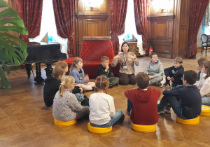 Uczniowie słuchają o historii Pałacu Poznańskiego