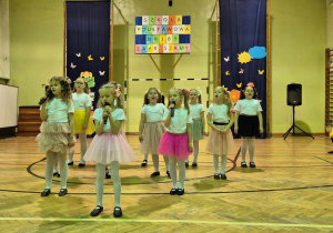 Występy wokalno-taneczne w sali gimnastycznej