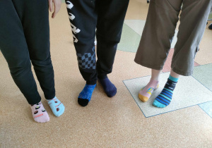 Kolorowe skarpetki na nogach uczniów - Światowy Dzień Zespołu Downa