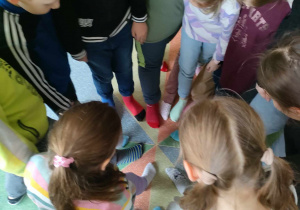 Kolorowe skarpetki na nogach uczniów - Światowy Dzień Zespołu Downa