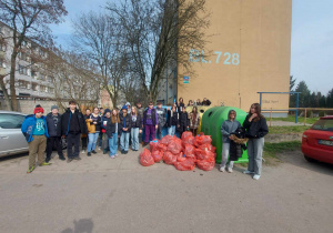 Uczniowie i śmieci zebrane w ramach akcji "Galante Sprzatanie"