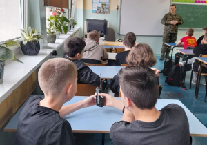 Uczniowie w trakcie zajęć edukacyjnych z wojskiem