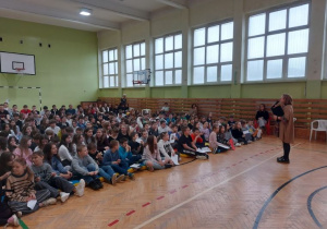 Uczniowie klas IV-VIII podczas imprezy Święto Szkoły w sali gimnastycznej